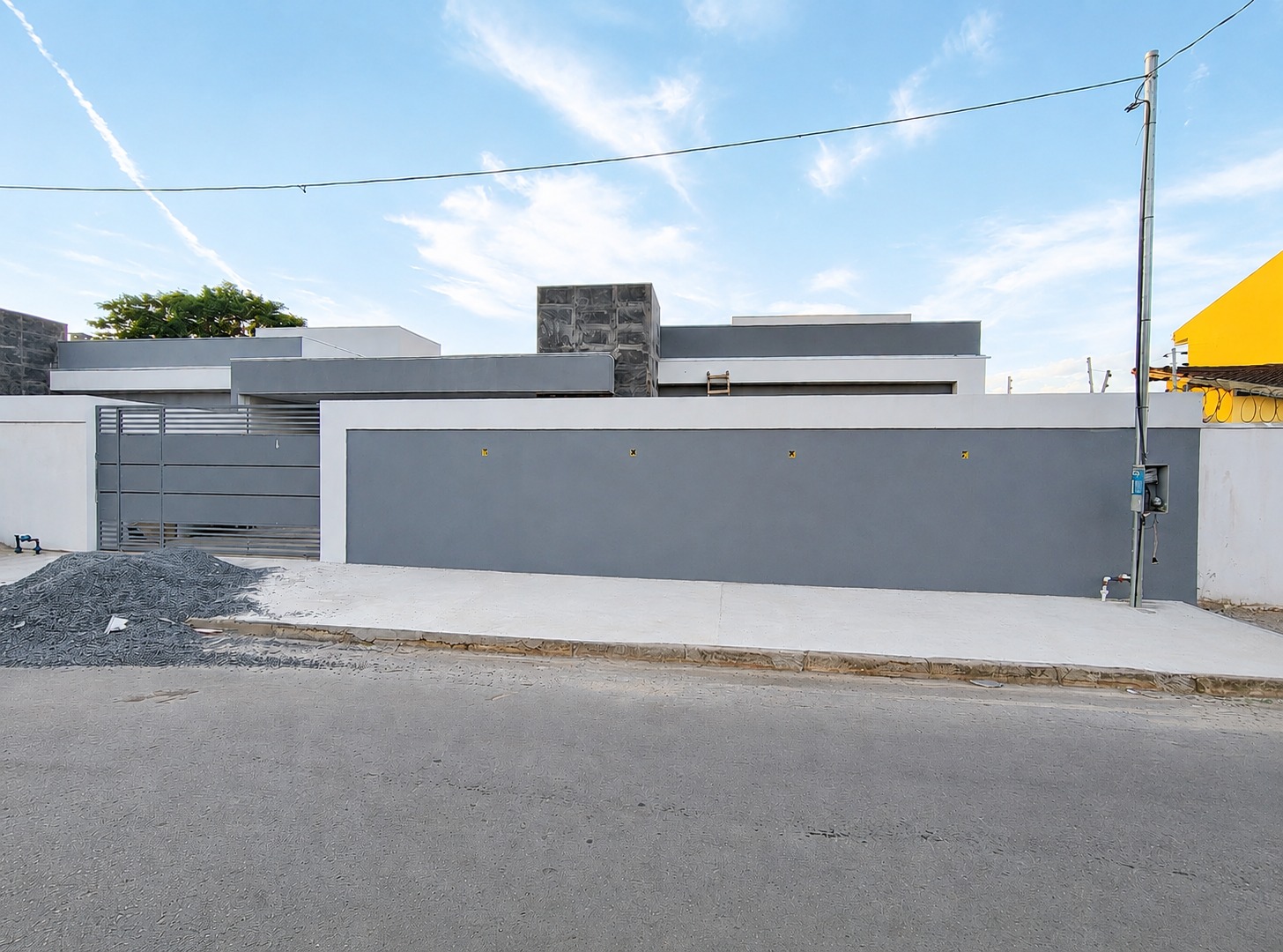Casa à Venda Próxima à Av. Alzira Santana | 3 Quartos, Suíte e Piscina 100 metros da Av Alzira Santana Costa verde